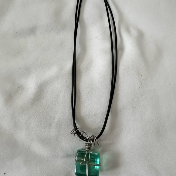 Glass pendant necklace - Picture 3 of 4